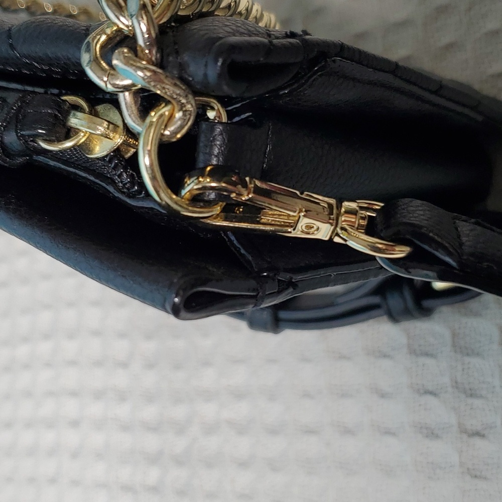Elegant Black Quilted Shoulder Bag - Picture 9 of 9